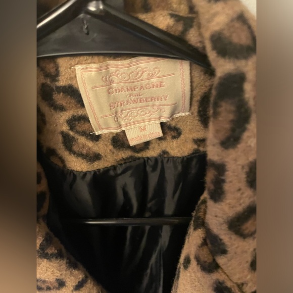 Women’s leopard print jacket, warm, heavy and cinched at the waist. - Picture 4 of 5